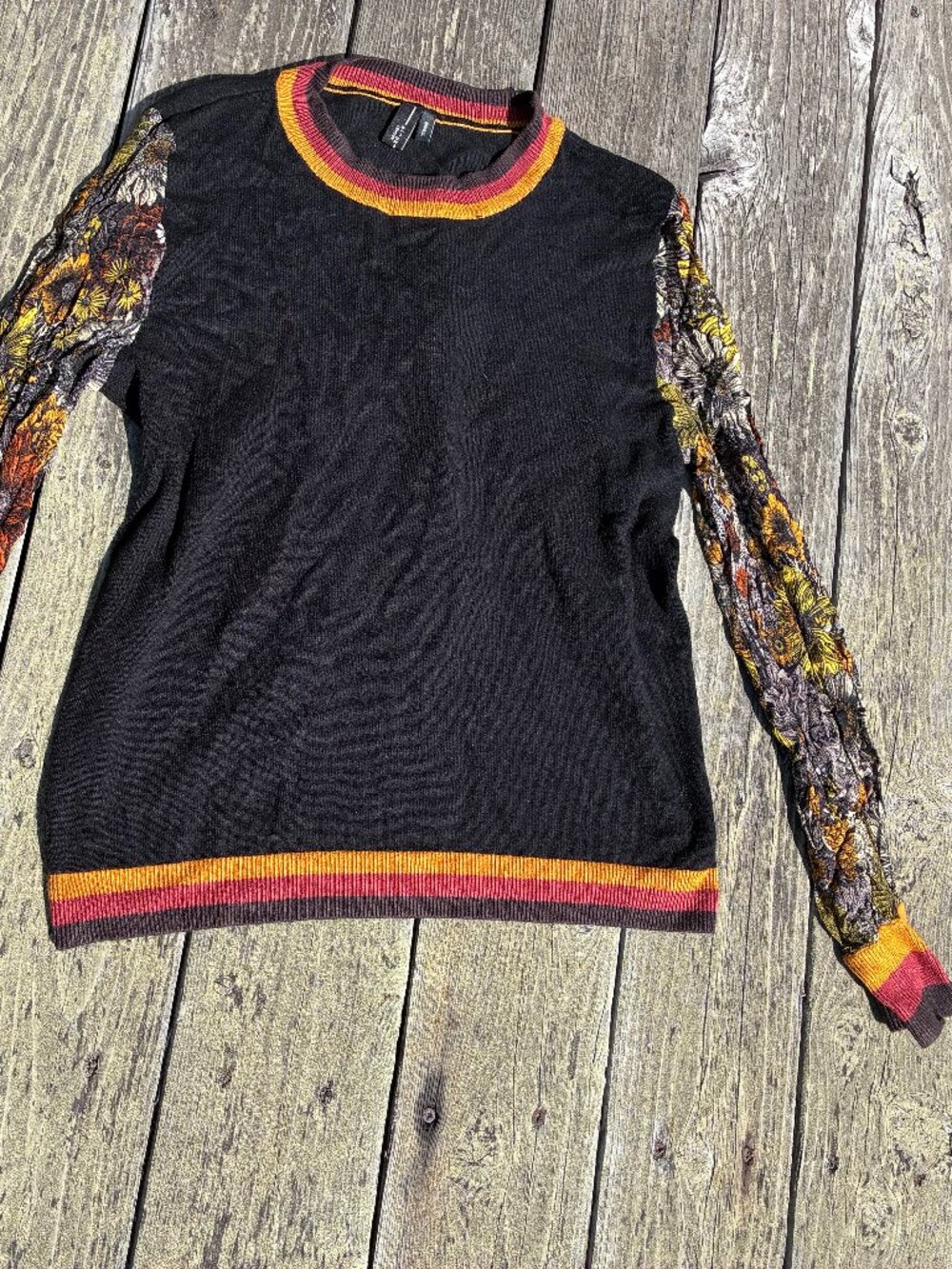 Wonderful blouse with flowery arm pattern